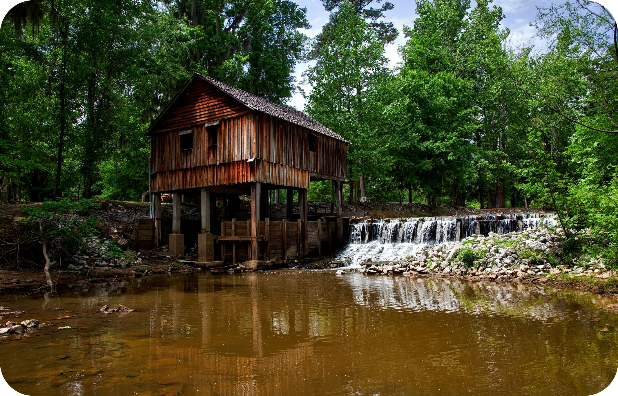 An image of the historic Rikard's water mill in alabama